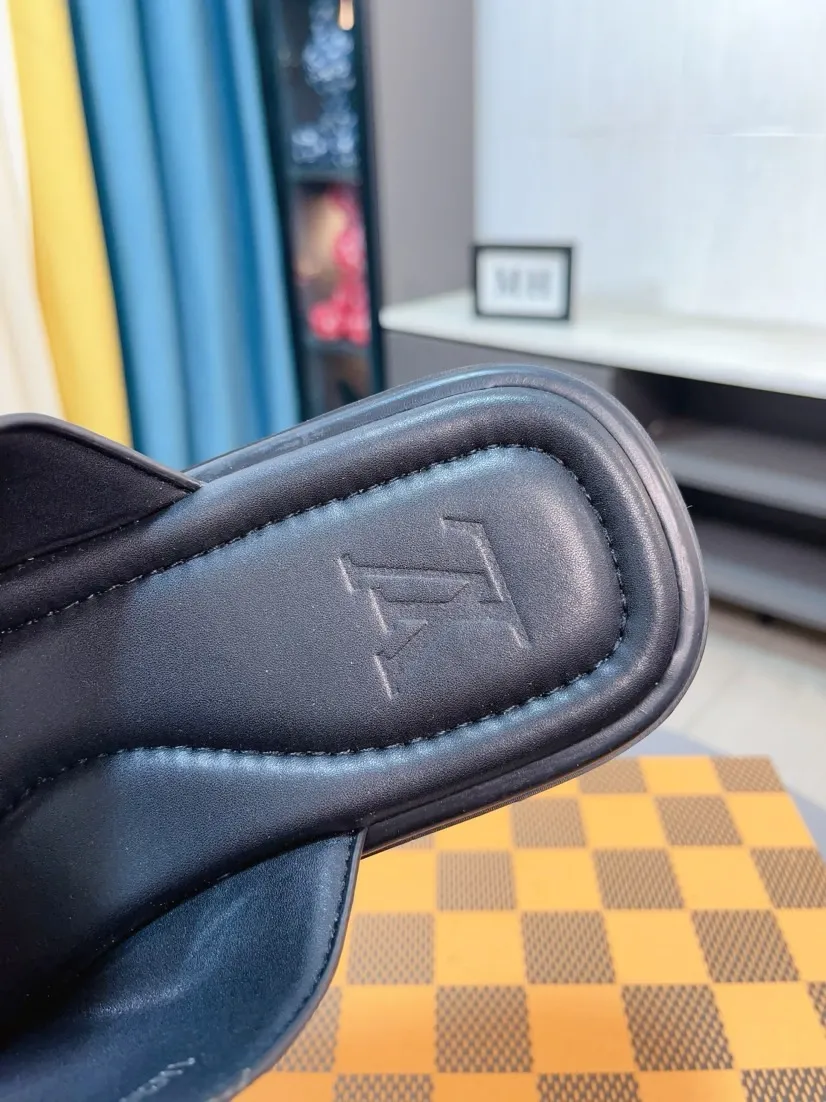 Men's shoes 💰380🌹🌹 (lv-Louis Vuitton) New men's slippers, high-end boutique, exquisite embossed logo decoration on the upper, fine workmanship, super soft soles, casual, loose and comfortable, a must-have in summer! \nsize：38-44